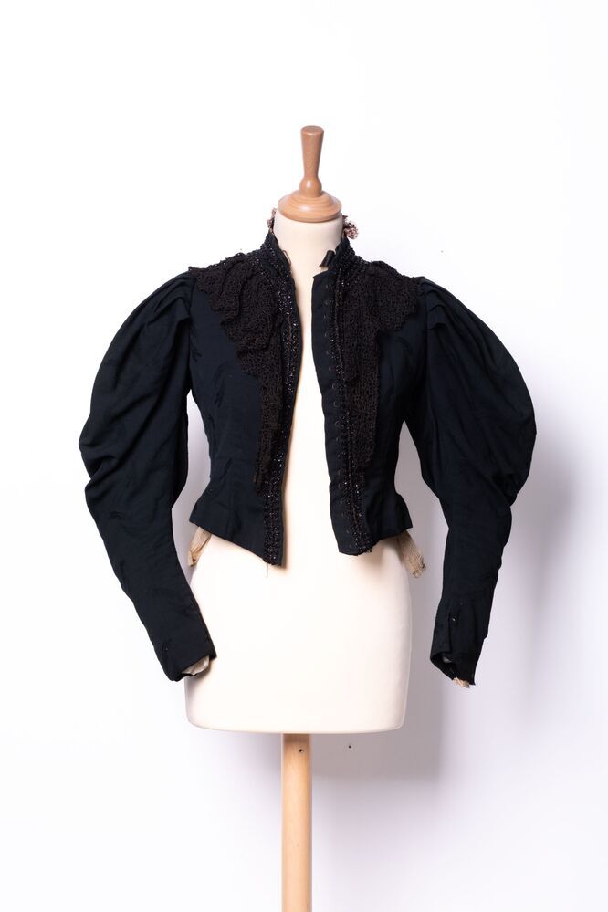 zwart schootlijfje/jakje