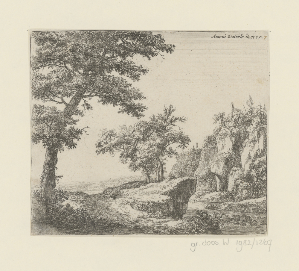 Overhangende rotspunt bij een beek