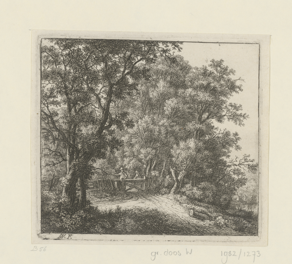 Twee mannen bij houten hek in bos