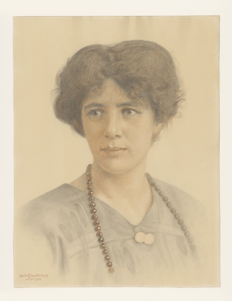 Jonge vrouw met halssnoer