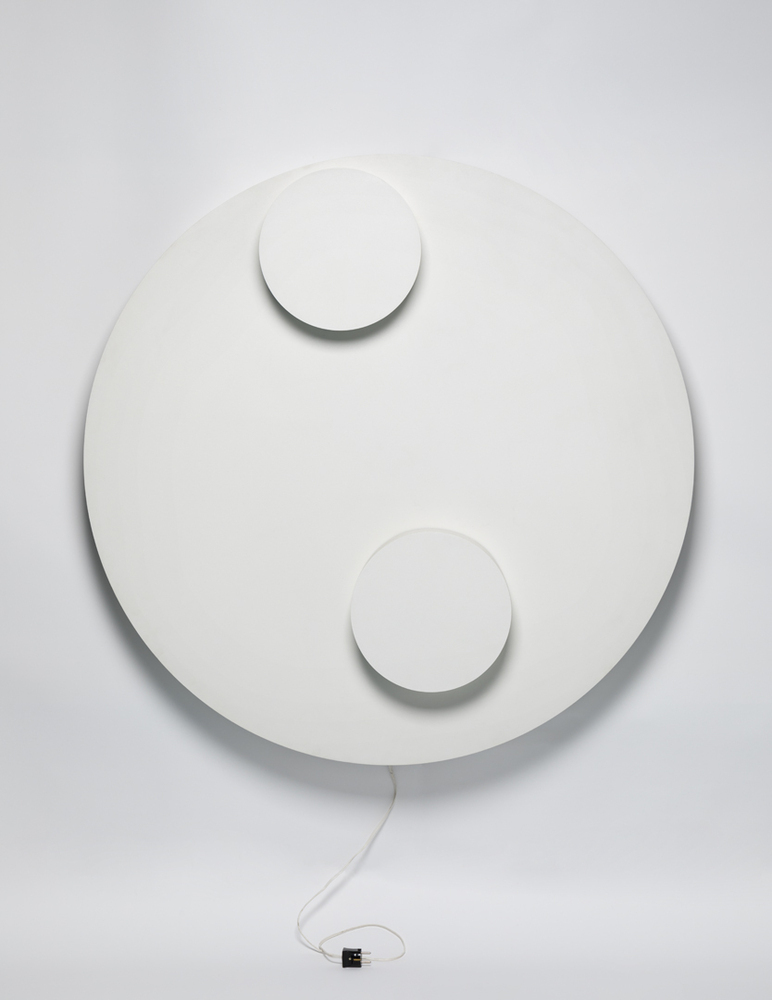 Zwei weisse Scheiben auf Weiss