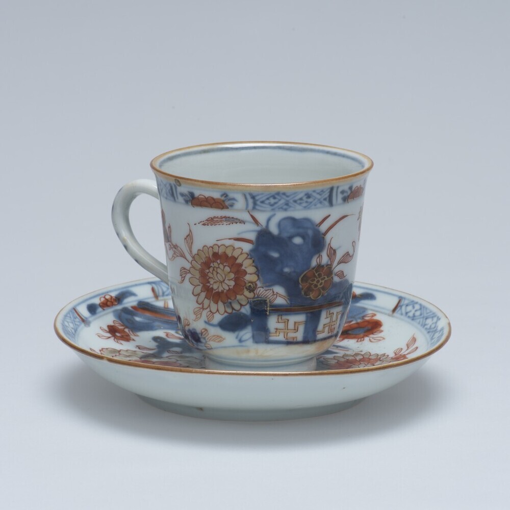 Hoge chocoladekop met oor en schotel