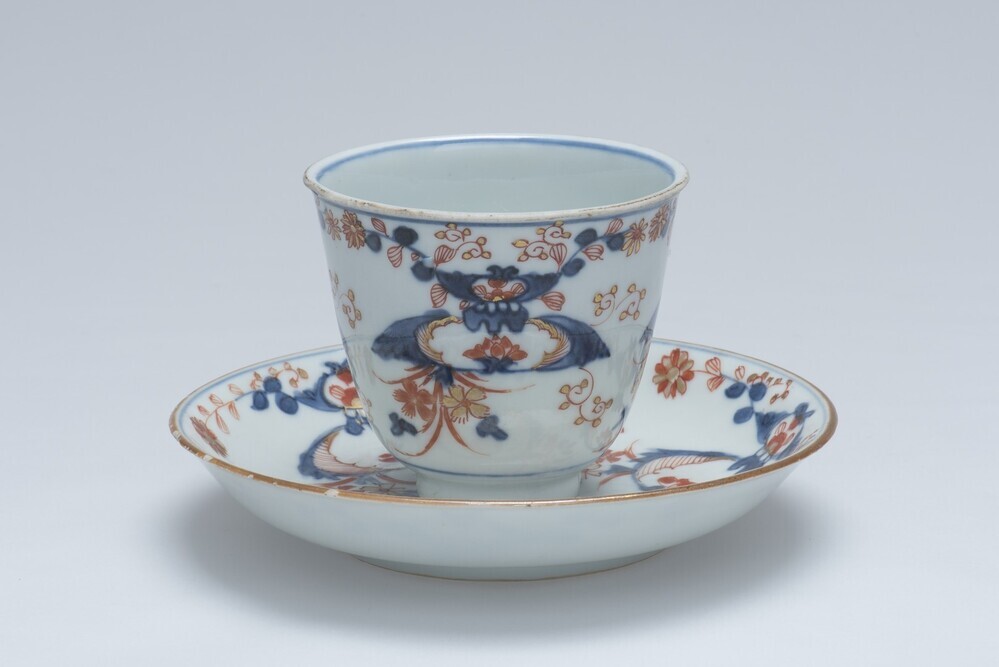 Hoge chocoladekop, zonder oor, met schotel