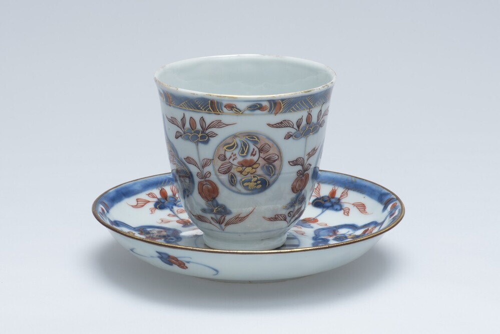 Hoge chocoladekop, zonder oor, met schotel