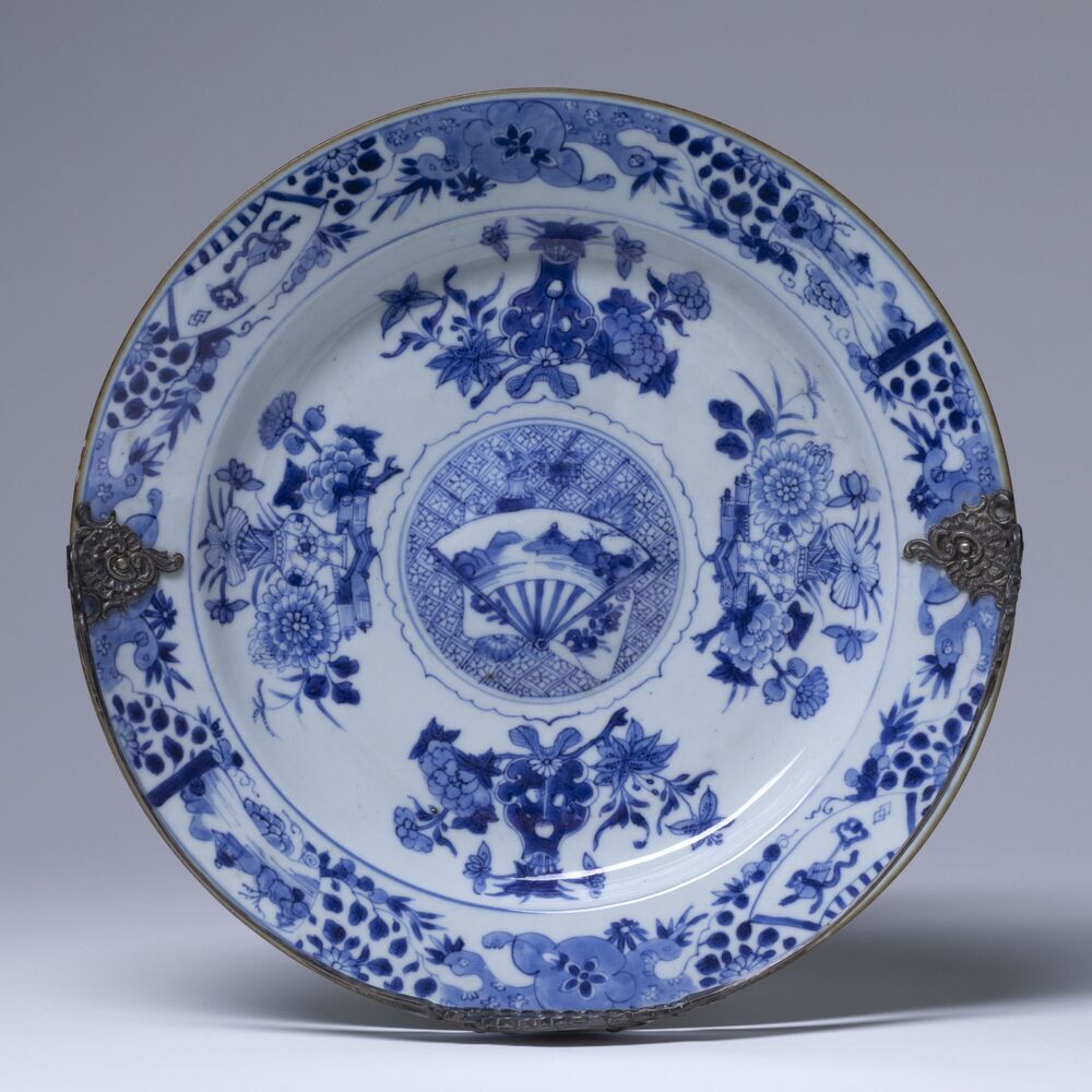 Schotel met zilveren hengsel