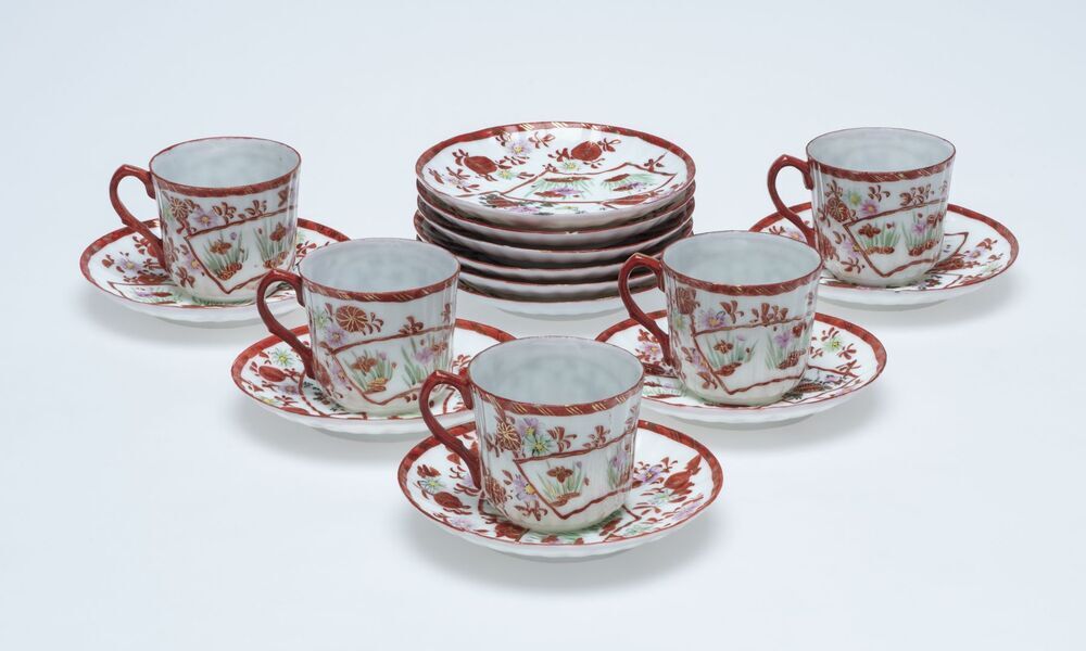 Zes koppen met schotels