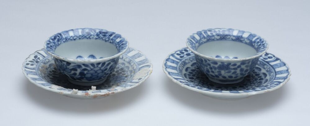 Twee theekommen en schotels