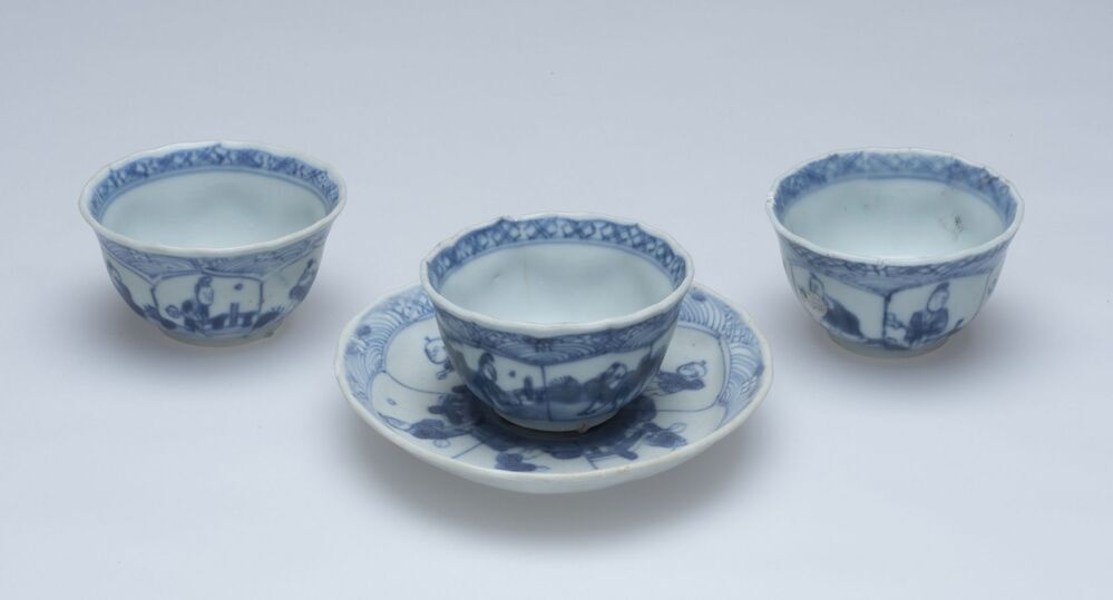 Drie theekommen en één schotel