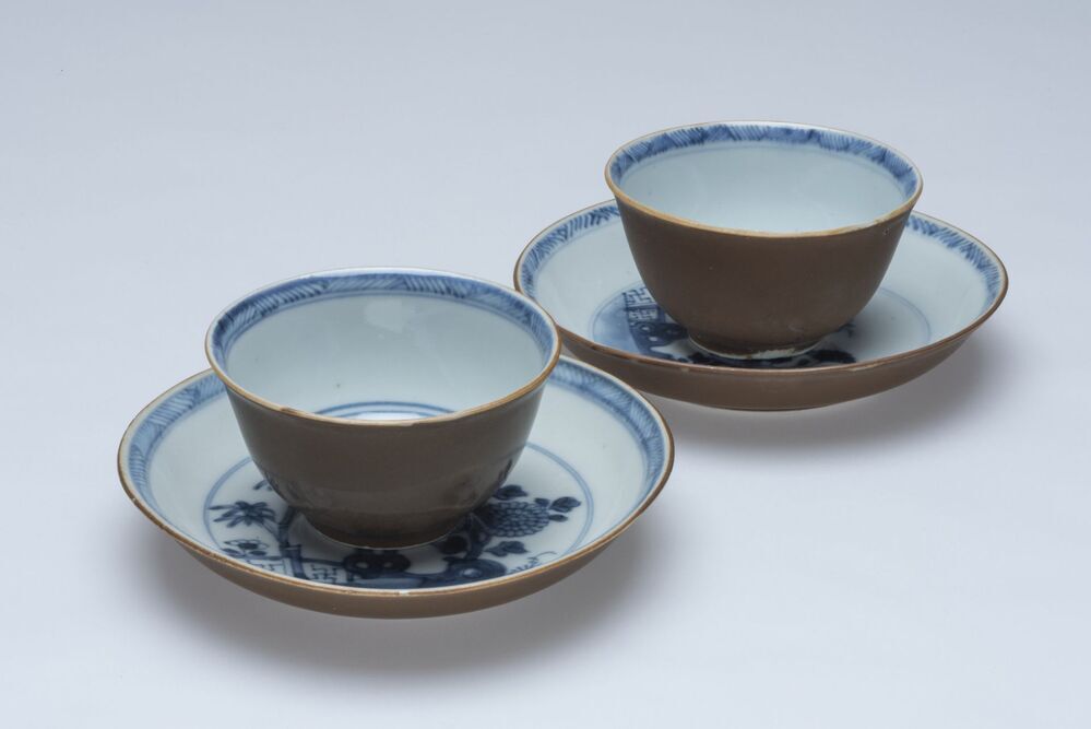 Twee theekommen en schotels