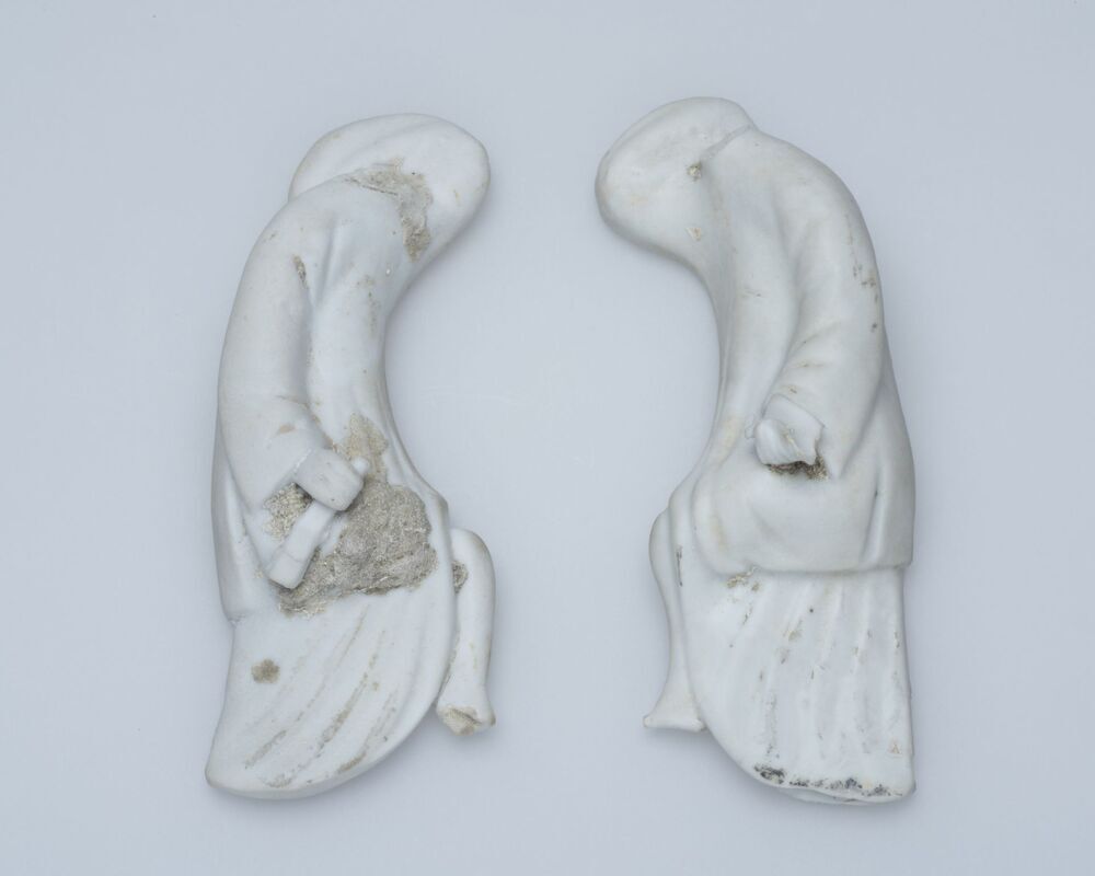 Plaquettes van op de zij liggende vrouwen