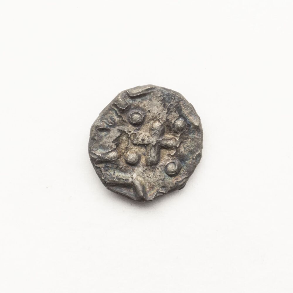 Sceatta, continentale runen-type, waarschijnlijk in Nederland/België (Ezinge)