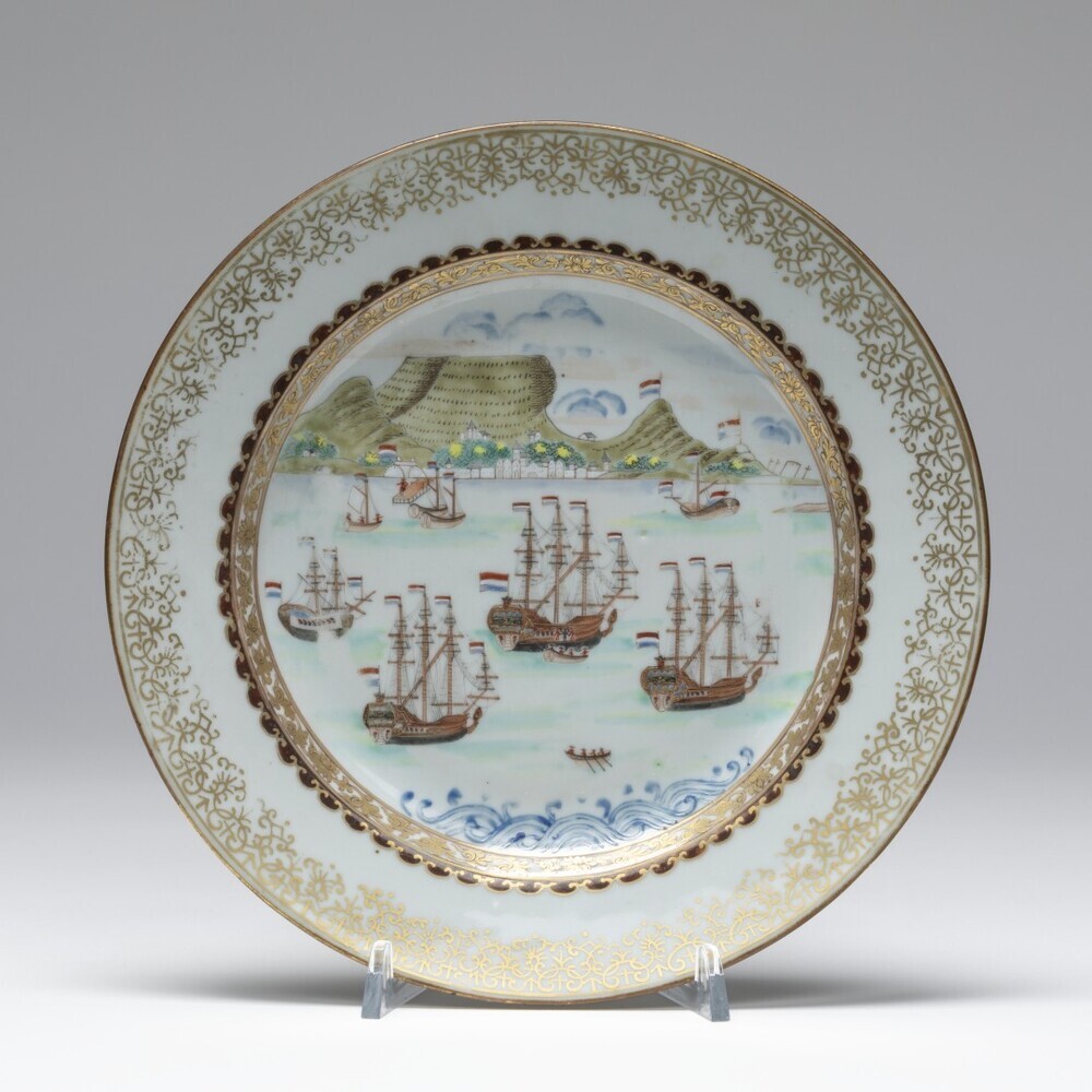 Tafelbord met gezicht op Kaap de Goede Hoop met VOC schepen