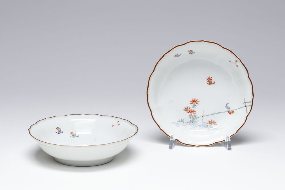 Twee schaaltjes met geschulpte rand