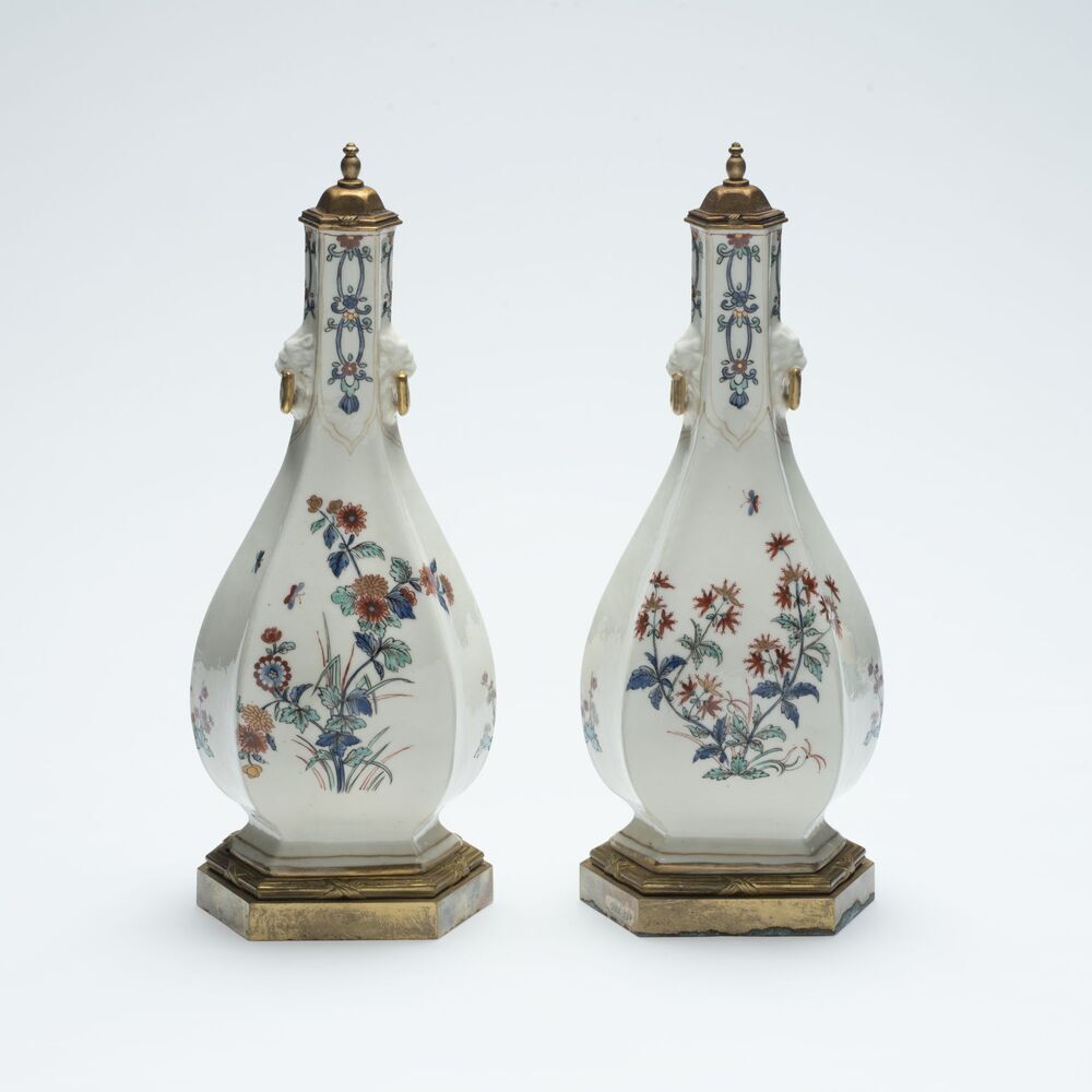 Twee zeshoekige vazen