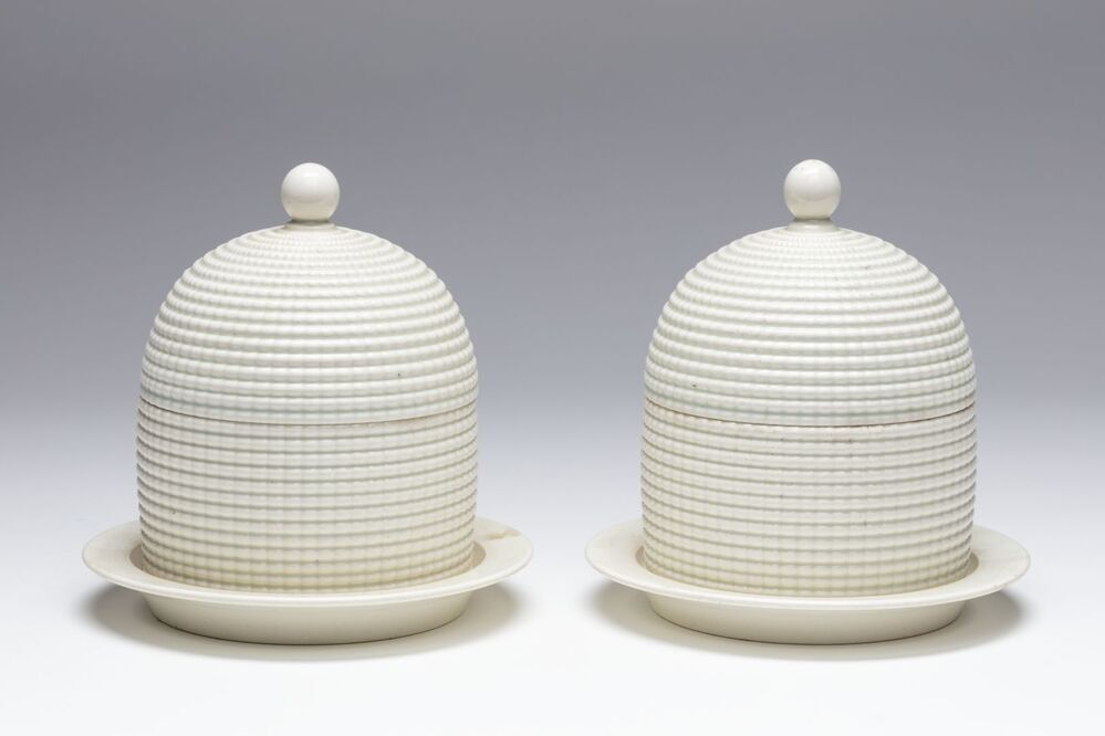 Twee honingraadvormige boter- of honingpotten