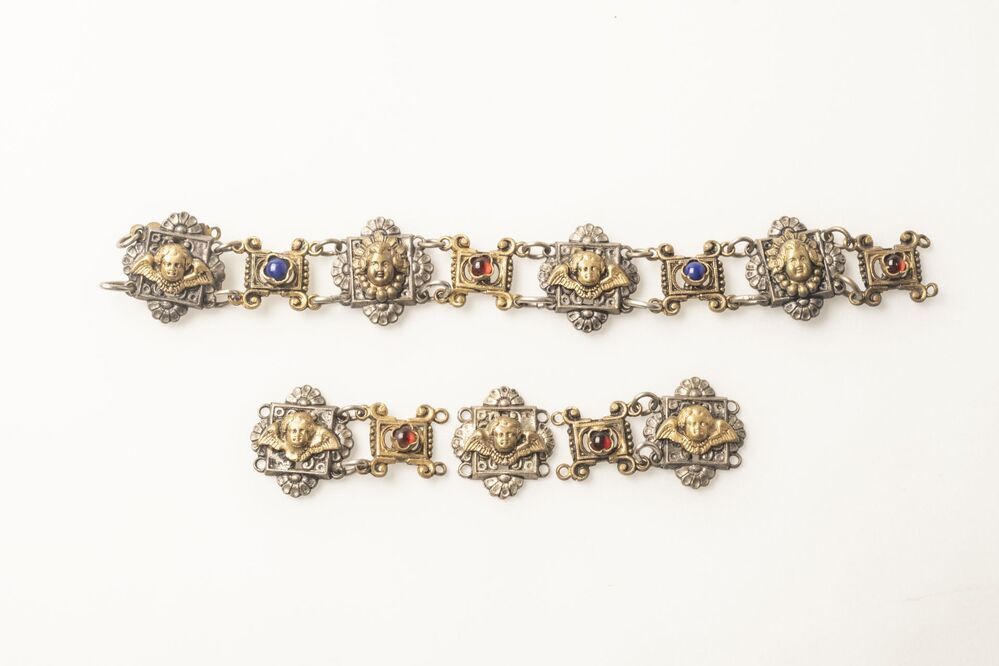 Twee armbanden, collier en een broche