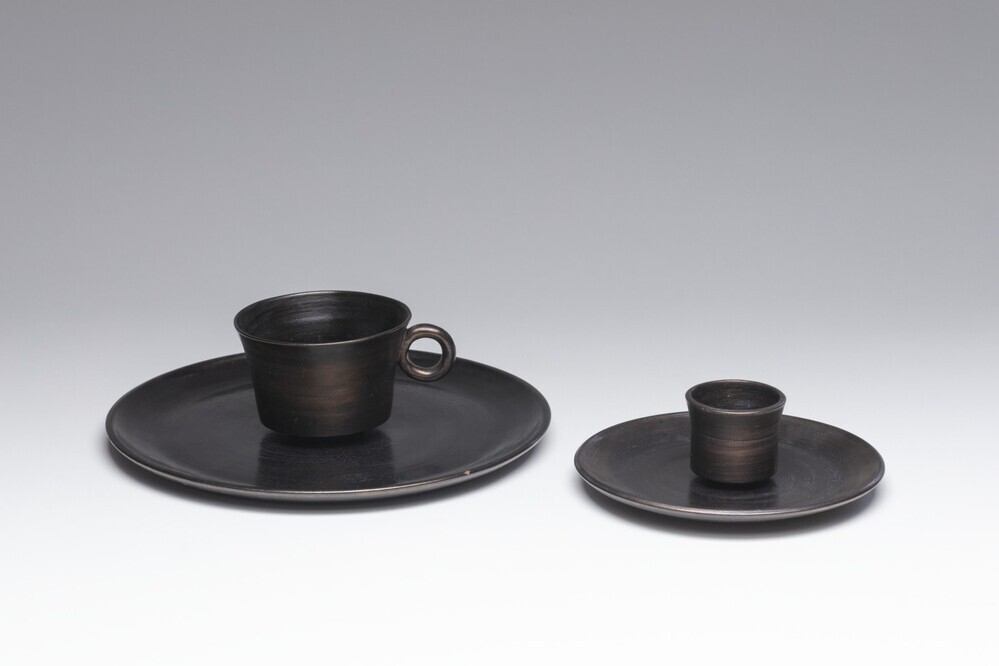 Kop en schotel, tafelbord en eierdopje