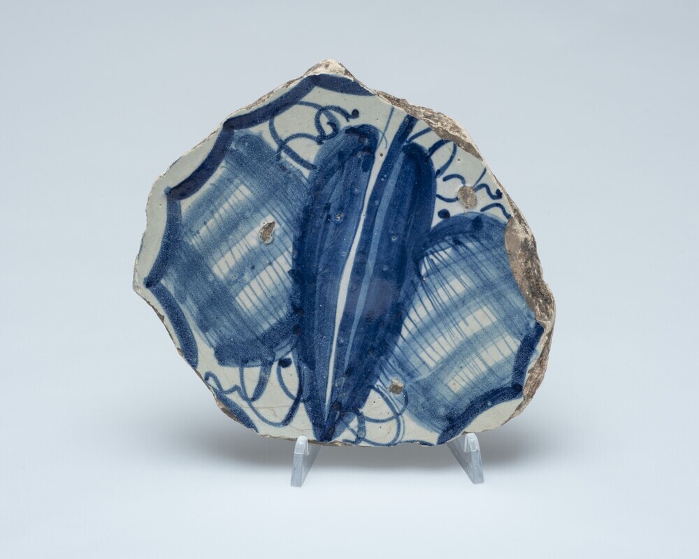 Fragment van een schotelplat Nederlandse majolica