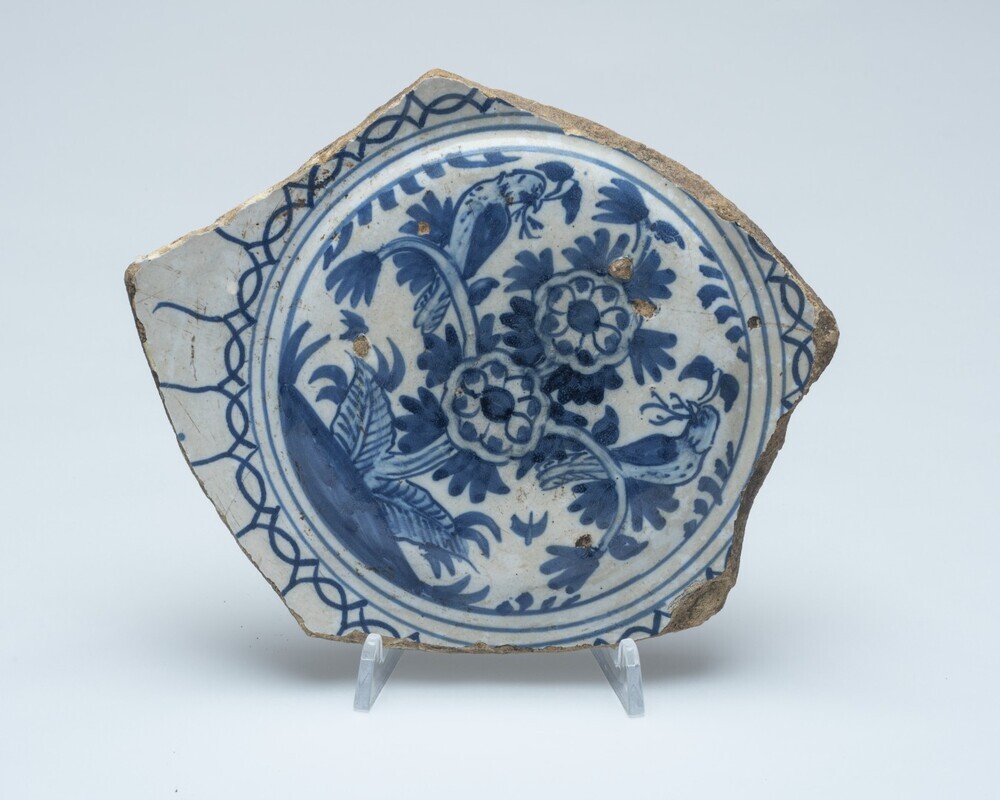 Fragment schotelplat in Nederlandse majolica