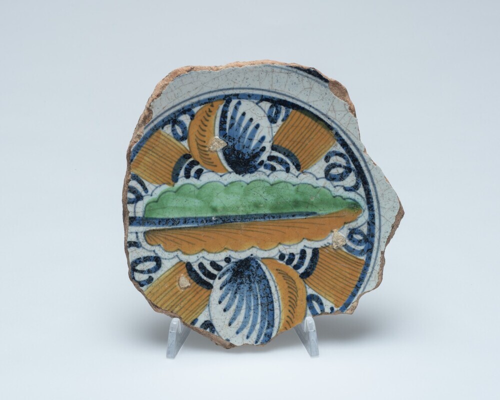 Fragment van een schotelplat in Nederlandse majolica