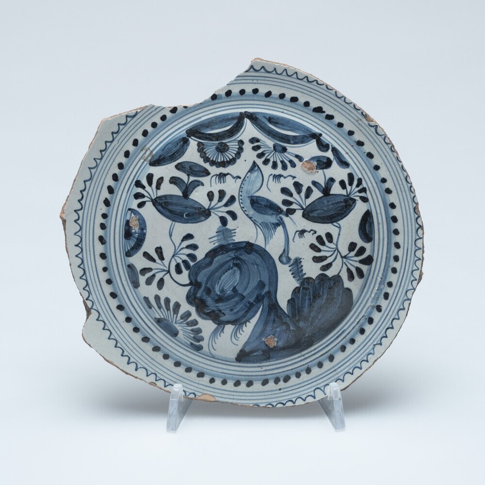 Fragmenten van een schotelplat in Nederlandse majolica