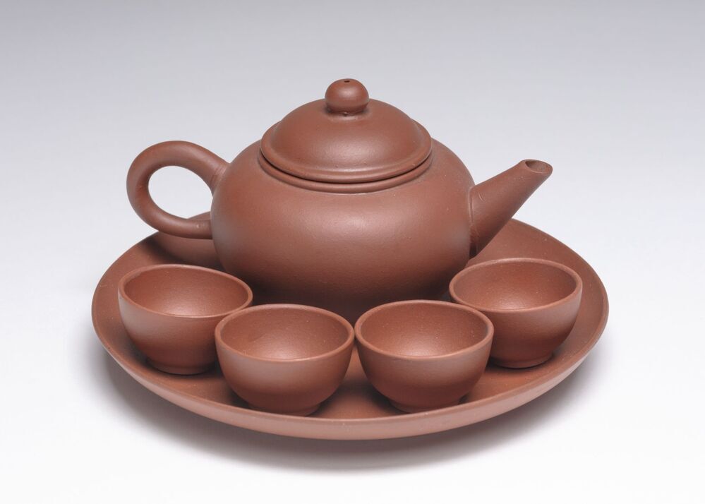 Theepot met vier kommetjes en onderschotel