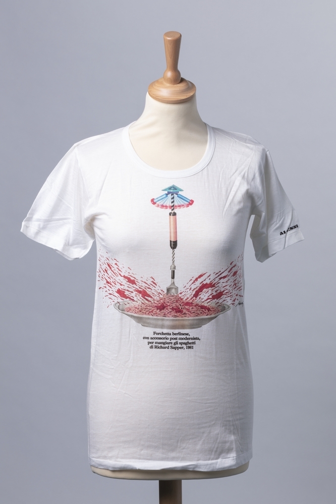 T-shirt Forchetta berlinese, con accessorio post-modernista, per mangiare gli spaghetti di Richard Sapper,1981