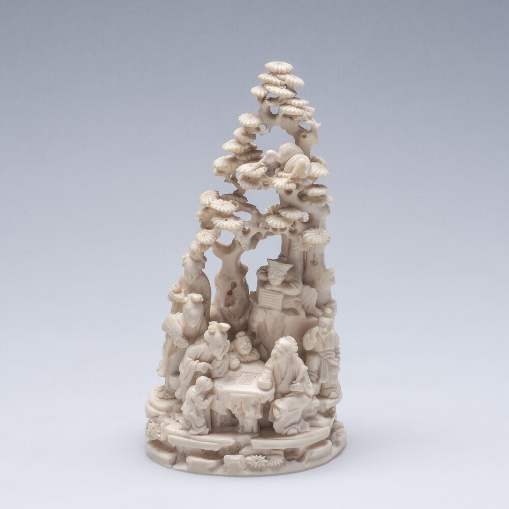 Beeldengroep van Go-spelers en toeschouwers