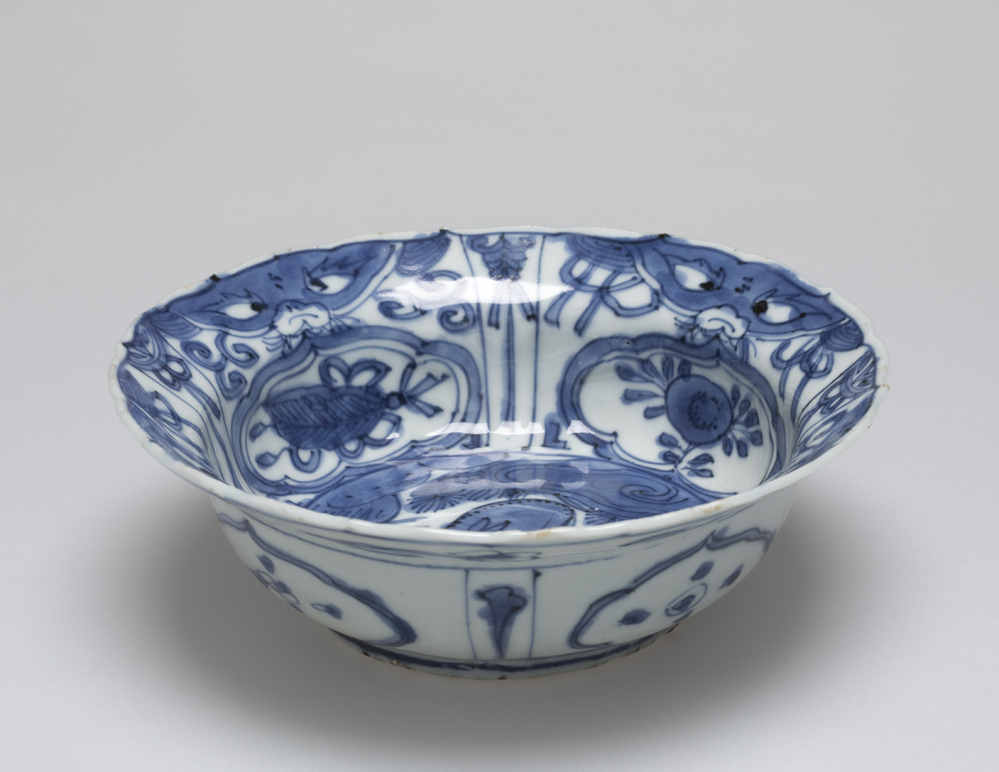 Klapmuts, klapmuts kom met een hert naast een pijnboom