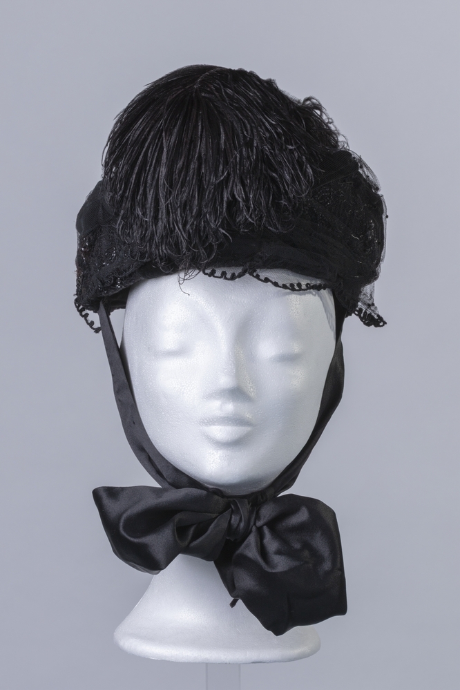 Kapothoedje met zwarte kralen en tule
