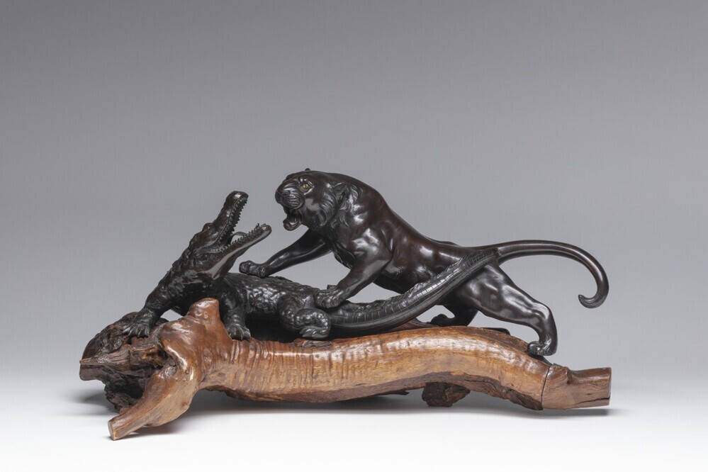 Beeldengroep van een tijger en een krokodil in gevecht