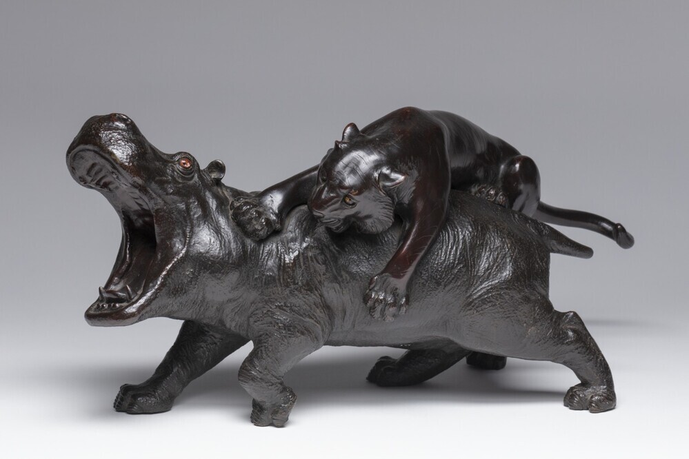 Beeldengroep van een tijger en een nijlpaard in gevecht