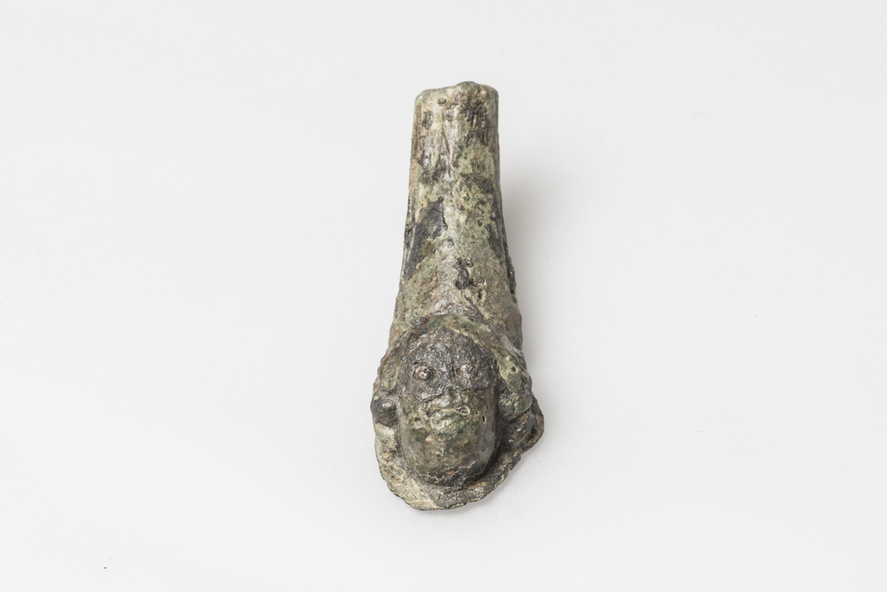 Fragment van zware, bronzen attache