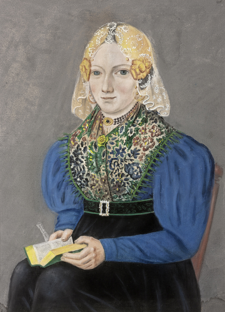 Zittende vrouw in Groninger klederdracht