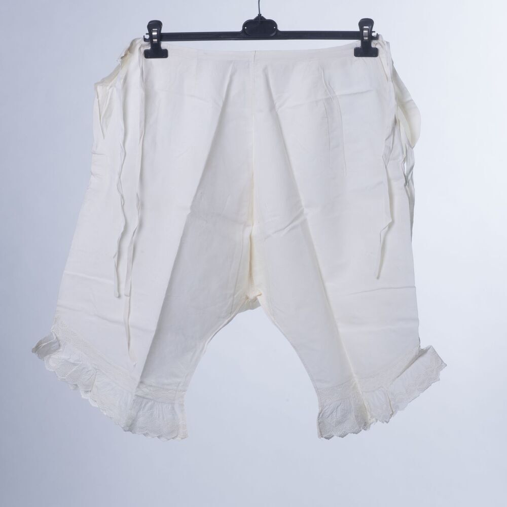 Doos met daarin divers textiel schenking mw. Doorenbos