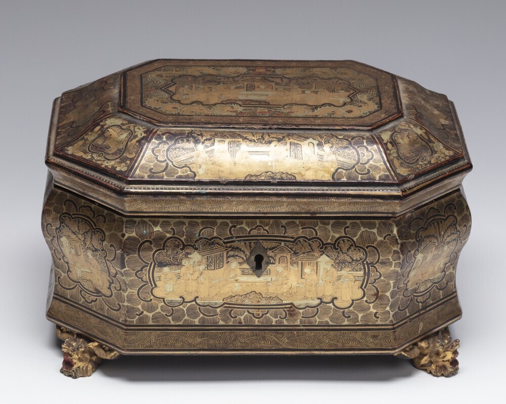 Lakkistje met twee tinnen theebusjes