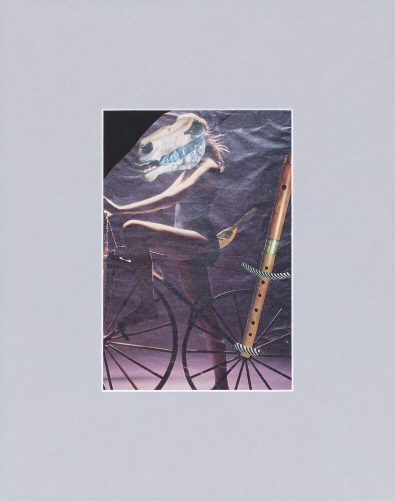 Vrouw naast fiets, Hommage à Jopie Moesman