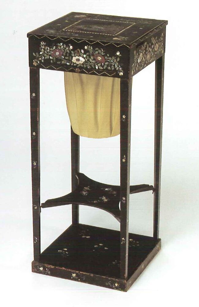 Naaitafeltje van lak.