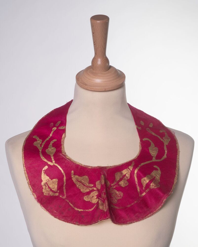 Rode zijden kraag in Chinese stijl