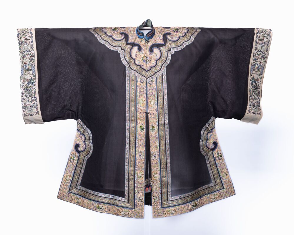 Een donkerbruine kimono versierd met borduurwerk