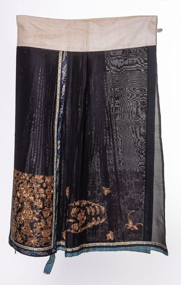 Een donkerbruin Chinees schort (o.i.d.?)