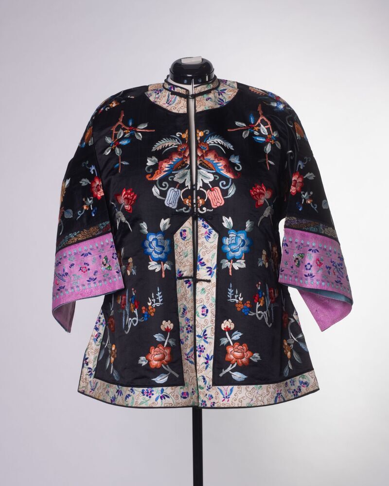 Een Chinees jak/jas van zwarte zijde met bonte borduursels