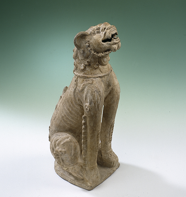 VERVALLEN Beeld van een zittende leeuw