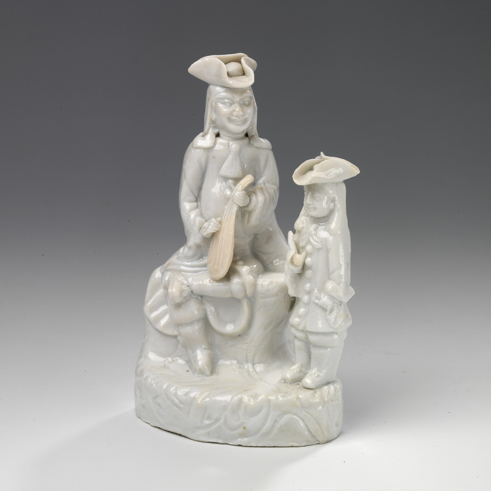 Beeldje van een man en een jongen