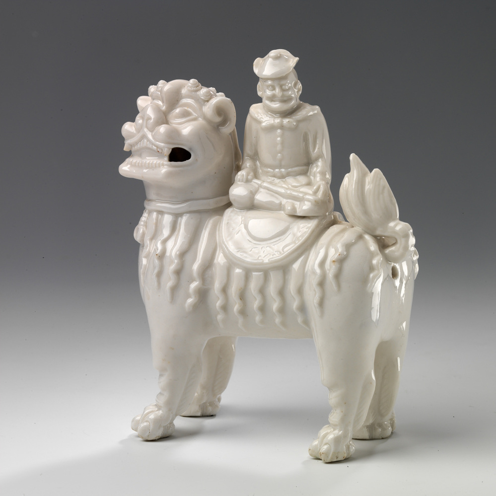 Beeldje van een Fo-leeuw met een Europeaan