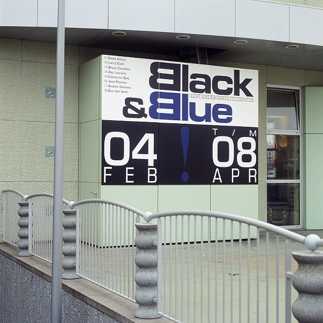 Buitenreclame Groninger Museum: tentoonstelling Black & Blue 1996