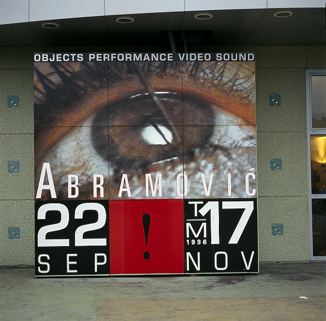Buitenreclame Groninger Museum: tentoonstelling Marina Abramovic 1996