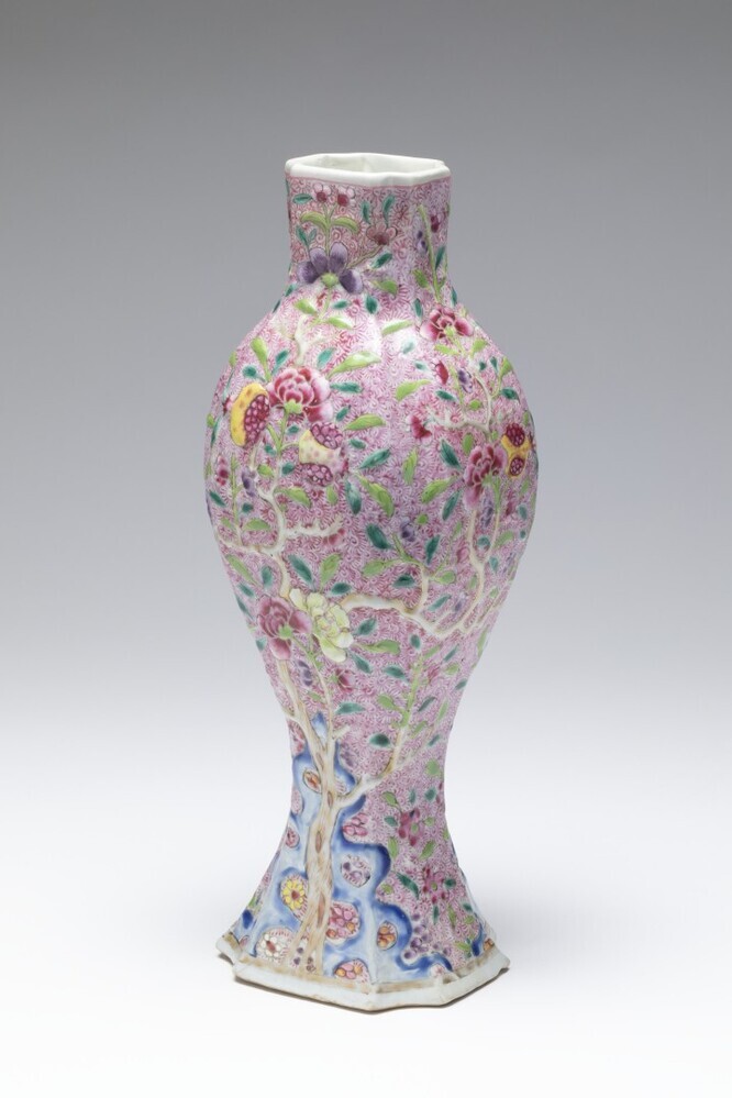 Vaas op vierkante voet