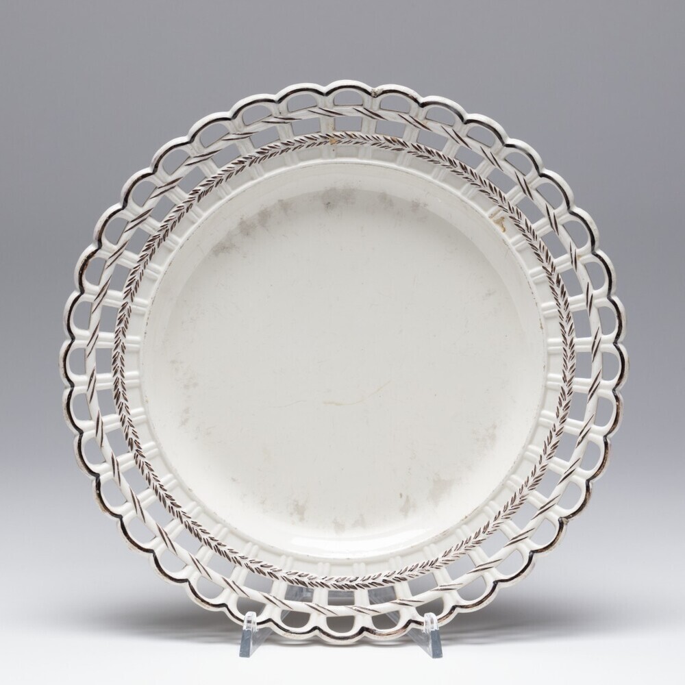 Bord van Engels creamware met opengewerkte rand