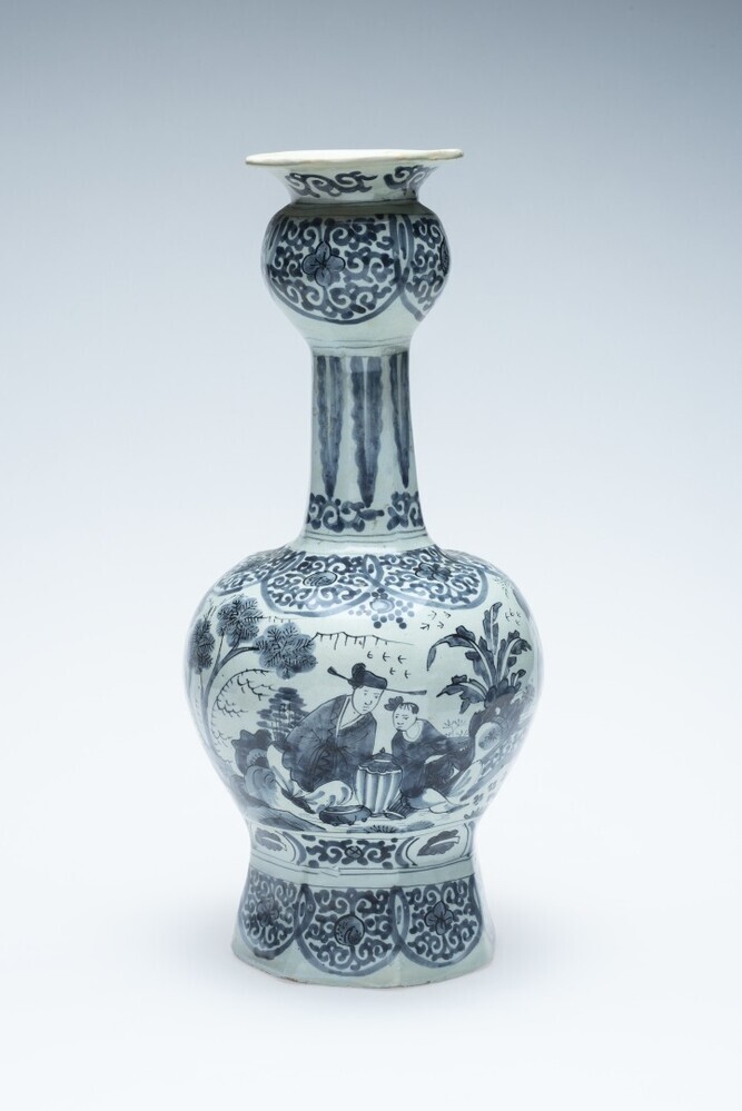 Balustervormige vaas met lange knobbelhals